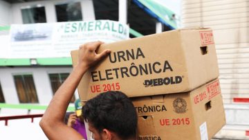 Funcionário do TRE-AM traz urna eletrônica para o pleito. (Foto: Júnior Souza/TRE-AM)